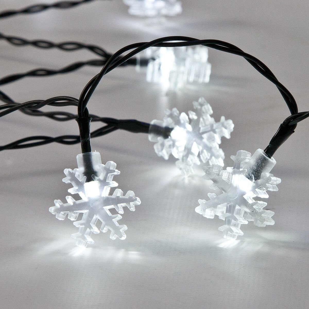 5m Indoor & Outdoor Battery Snowflake Fairy Lights, White LEDs, Green Cable image 6