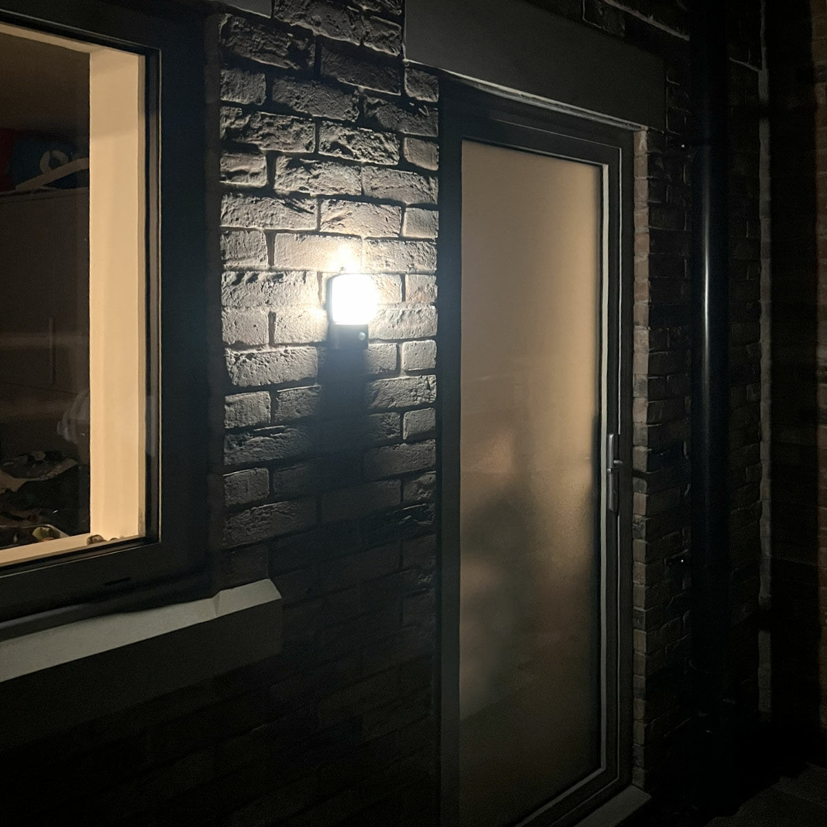 Outdoor Battery Security Wall Light with PIR, White LEDs image 2