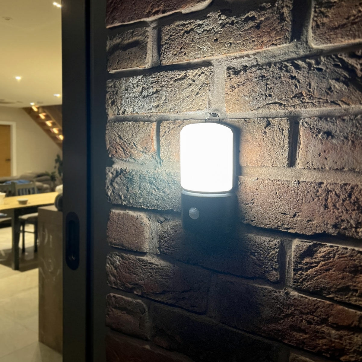 Outdoor Battery Security Wall Light with PIR, White LEDs image 1